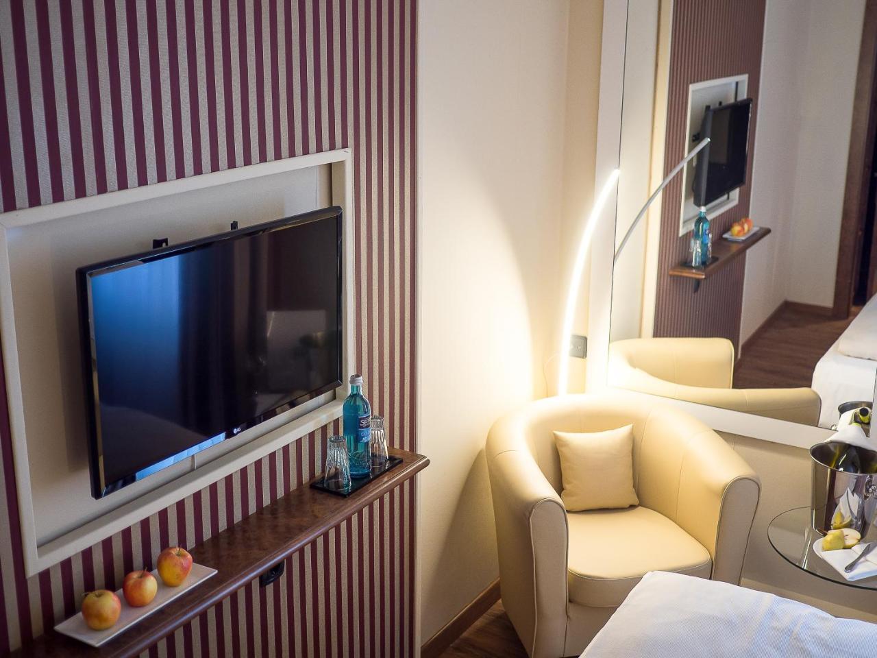 Hotel Primula Тройсдорф Экстерьер фото