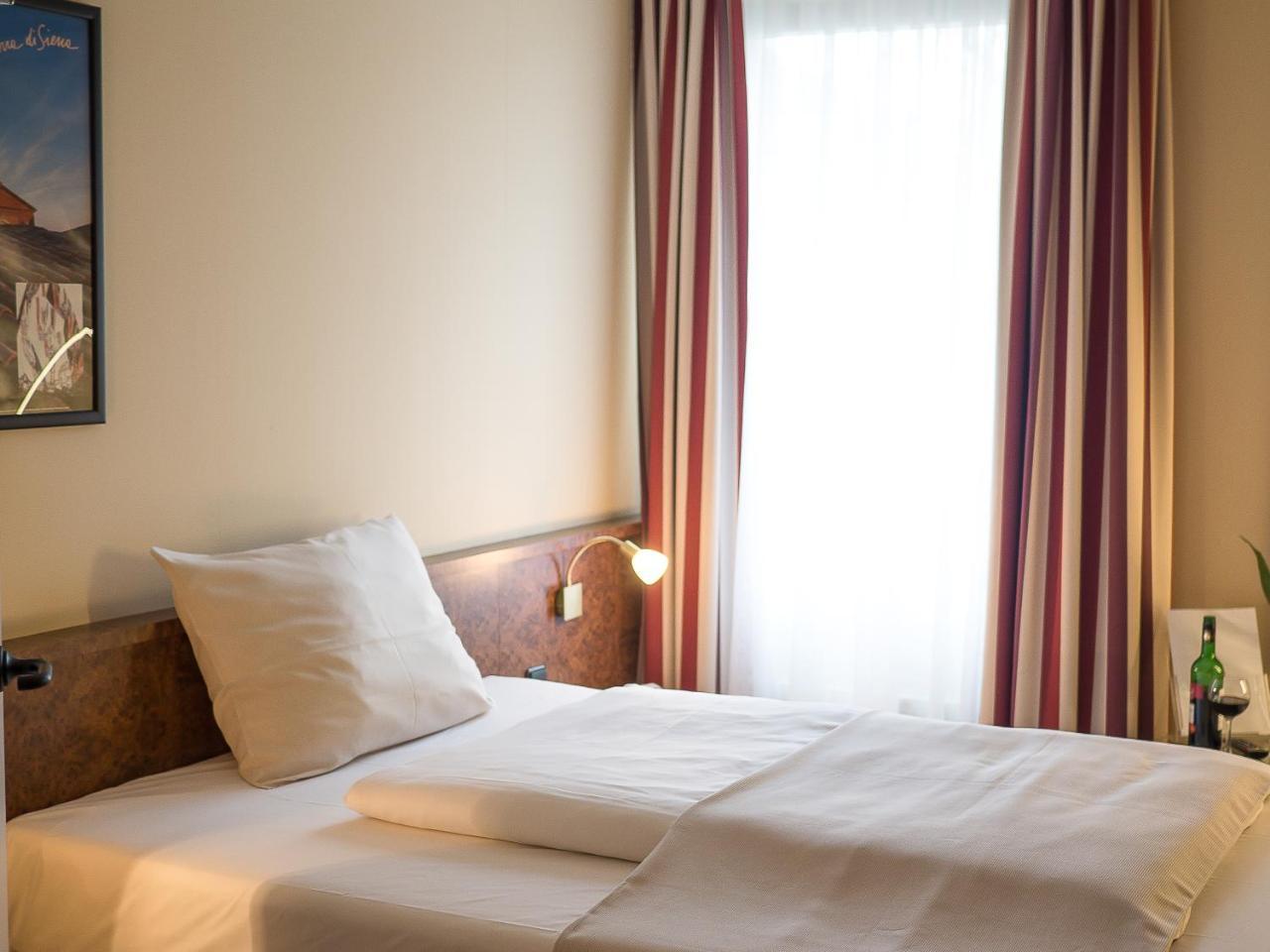 Hotel Primula Тройсдорф Экстерьер фото